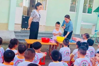 Một trường mầm non ở huyện Phú Tân hướng dẫn trẻ cách vệ sinh phòng trị bệnh mắt đỏ.