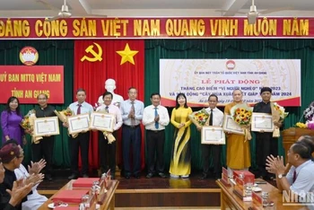 Lãnh đạo tỉnh An Giang tặng bằng khen cho các tổ chức, tôn giáo, cá nhân đóng góp Quỹ "Vì người nghèo" năm 2023