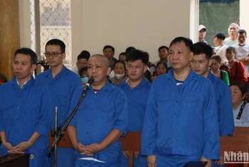 Các bị cáo trong vụ buôn lậu 3kg vàng lãnh án tù.