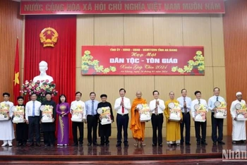 Đại diện lãnh đạo tỉnh An Giang trao quà cho các dân tộc tôn giáo