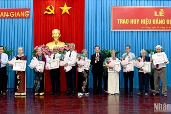 Đồng chí Lê Hồng Quang trao Huy hiệu Đảng tặng các đảng viên cao niên tuổi Đảng.