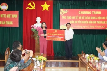 Phó Chủ tịch nước Võ Thị Ánh Xuân tặng quà Tết.