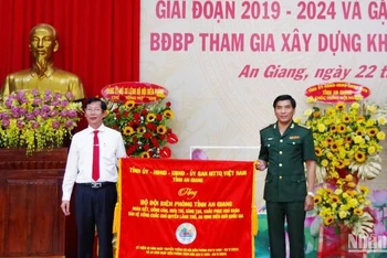 Lãnh đạo tỉnh An Giang trao tặng bức trướng cho Bộ đội Biên phòng tỉnh.