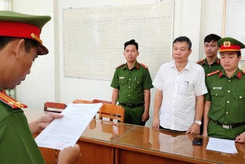 Cơ quan Cảnh sát điều tra đọc lệnh bắt giam bị can Nguyễn Văn Du ( Ảnh Công an tỉnh An Giang)