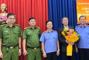 Đại diện Viện Kiểm sát nhân dân tỉnh An Giang và Long An xin lỗi ông Lâm Hồng Sơn vì bắt oan ông.