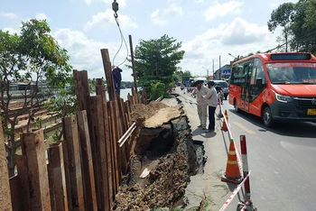 Sạt lở nghiêm trọng trên Quốc lộ 80.