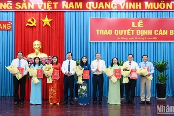 An Giang trao quyết định điều động các cán bộ