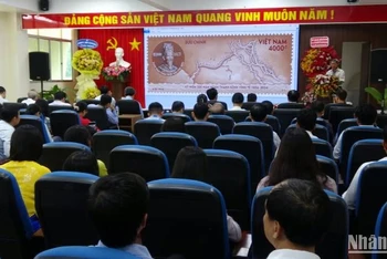 Quang cảnh lễ công bố phát hành bộ tem kênh Vĩnh Tế