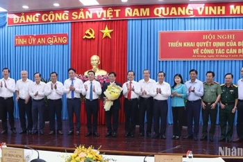 Các đồng chí trong Ban Thường vụ Tỉnh ủy An Giang chúc mừng đồng chí Hồ Văn Mừng