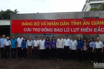 An Giang cứu trợ đồng bào bị lũ lụt