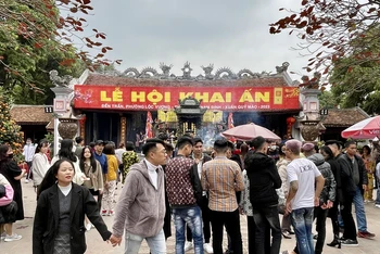 Hàng nghìn lượt khách đi lễ, du xuân tại đền Trần Nam Định những ngày đầu Xuân Quý Mão.