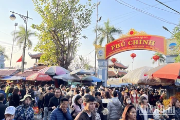 Hàng vạn du khách kéo về chợ Viềng, huyện Vụ Bản (Nam Định) du xuân, "mua may, bán rủi".
