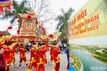 Lễ rước kiệu Ngọc Lộ, đưa bát hương thờ Phật hoàng Trần Nhân Tông từ chùa Phổ Minh sang đền Thiên Trường được tổ chức trang trọng, đậm bản sắc văn hóa truyền thống.