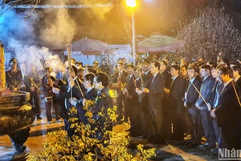Các đại biểu tỉnh Nam Định dâng hương tại sân đền Thiên Trường trước nghi lễ khai ấn đền Trần.