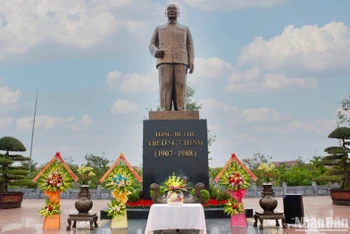 Tượng đài Tổng Bí thư Trường Chinh, người chiến sĩ cộng sản kiên cường, người học trò xuất sắc của Chủ tịch Hồ Chí Minh, nhà lãnh đạo kiệt xuất của Đảng và người con ưu tú của quê hương Nam Định.