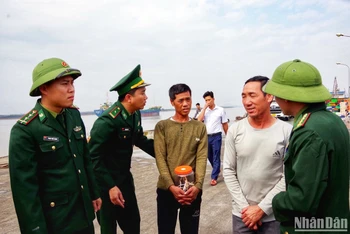 Lực lượng Bộ đội Biên phòng tỉnh Nam Định cứu nạn thành công 2 thuyền viên gặp nạn trên biển, đưa vào bờ an toàn.