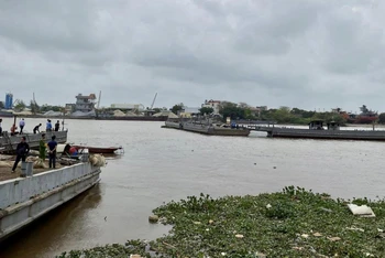 Khu vực xảy ra va chạm giữa tàu chở hàng và cầu phao Ninh Cường.