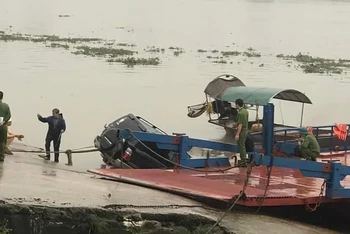 Lực lượng chức năng huyện Nghĩa Hưng (Nam Định) tiến hành trục vớt chiếc xe gặp nạn tại khu vực ven sông Đáy, trên địa bàn xã Nghĩa Trung.