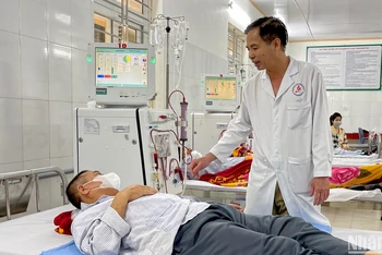 Thạc sĩ, bác sĩ Trần Hùng Cường, Giám đốc Bệnh viện đa khoa tỉnh Nam Định thăm hỏi, động viên các bệnh nhân chạy thận nhân tạo.