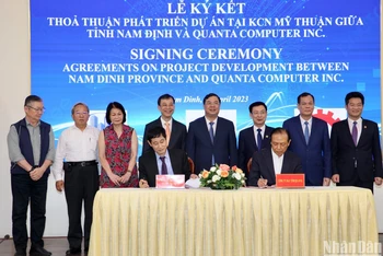 Đại diện Công ty cổ phần Xây dựng hạ tầng Đại Phong (đơn vị đầu tư xây dựng hạ tầng khu công nghiệp Mỹ Thuận) ký thỏa thuận hợp tác phát triển dự án với đại diện Tập đoàn Quanta, Đài Loan (Trung Quốc).