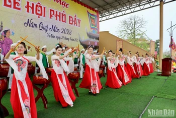 Một tiết mục văn nghệ trong buổi khai mạc lễ hội Phủ Dầy (xã Kim Thái, huyện Vụ Bản, tỉnh Nam Định) năm 2023.