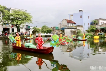 Diễn tích thuyền tải lương tại Lễ hội "Thái bình xướng ca" năm Quý Mão 2023 ở xã Thành Lợi, huyện Vụ Bản (Nam Định).