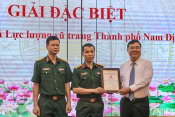 Đồng chí Phạm Gia Túc, Bí thư Tỉnh ủy Nam Định trao giải Đặc biệt cho nhóm tác giả Lực lượng vũ trang thành phố Nam Định.