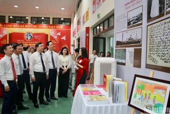 Các đại biểu tham quan Triển lãm trưng bày các tư liệu, hình ảnh, các bài dự thi tiêu biểu chào mừng kỷ niệm 60 năm Ngày Bác Hồ về thăm Nam Định.