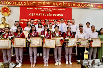 Lãnh đạo tỉnh và lãnh đạo ngành văn hóa, thể thao và du lịch tỉnh Nam Định trao tặng Bằng khen cho các huấn luyện viên, vận động viên xuất sắc tại SEA Games 32.