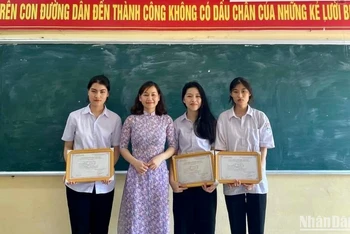Em Trần Ngọc Đan Thanh (thứ 2 từ phải sang), Trường THPT Nghĩa Minh, huyện Nghĩa Hưng (Nam Định) là thí sinh duy nhất đạt điểm 10 môn Ngữ văn trên cả nước. 