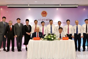 Đại diện Công ty cổ phần Xây dựng hạ tầng Đại Phong ký kết thỏa thuận phát triển dự án với đại diện Tập đoàn JiaWei (Đài Loan, Trung Quốc).