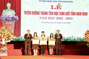 Lãnh đạo tỉnh Nam Định và lãnh đạo Bộ Giáo dục và Đào tạo trao Bằng khen cho các học sinh đạt giải Nhất trong Kỳ thi chọn học sinh giỏi quốc gia Trung học phổ thông năm 2023.