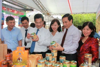 Các đại biểu tỉnh Nam Định tham quan các gian hàng tại Tuần lễ giới thiệu nông sản an toàn năm 2023.