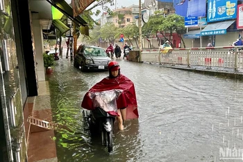 Mưa to không ngớt trong nhiều giờ khiến nước dâng cao, gây ngập sâu ở các khu vực trũng thấp tại thành phố Nam Định.