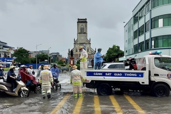 Đội Cảnh sát Giao thông-Trật tự Công an thành phố Nam Định huy động phương tiện hỗ trợ người dân qua điểm ngập.