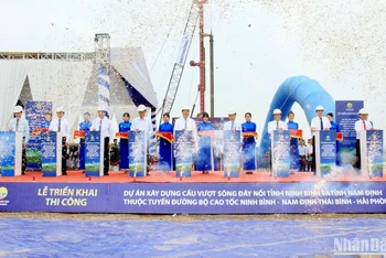 Các đại biểu bấm nút triển khai dự án đầu tư xây dựng cầu vượt sông Đáy nối 2 tỉnh Nam Định-Ninh Bình.