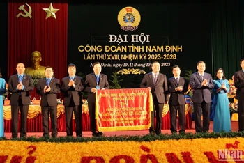 Các đồng chí Thường trực Tỉnh ủy Nam Định tặng bức trướng với dòng chữ "Đổi mới-Dân chủ-Đoàn kết-Phát triển" chúc mừng Đại hội.