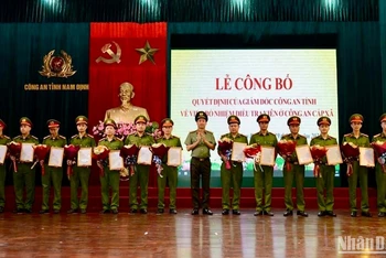 Đại tá Trần Minh Tiến, Giám đốc Công an tỉnh Nam Định trao các Quyết định bổ nhiệm Điều tra viên Công an cấp xã.