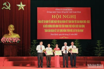 Đồng chí Đỗ Văn Chiến và đồng chí Phạm Gia Túc trao Bằng khen cho đại diện các Ban công tác Mặt trận khu dân cư tiêu biểu có thành tích xuất sắc trong 20 năm tổ chức Ngày hội Đại đoàn kết toàn dân tộc.
