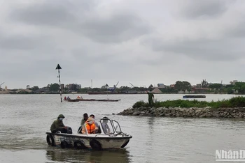 Ca-nô của lực lượng chức năng tuần tra trên sông Ninh Cơ, đoạn qua huyện Xuân Trường (Nam Định).