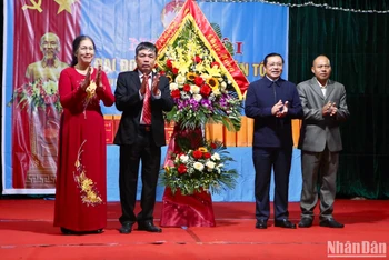 Đồng chí Lại Xuân Môn tặng hoa chúc mừng Ngày hội Đại đoàn kết toàn dân tộc tại khu dân cư Thượng Hữu, xã Nam Vân, thành phố Nam Định (Nam Định).
