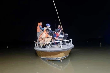 Lực lượng chức năng tìm kiếm 2 em nhỏ gặp nạn trên sông Ninh Cơ, đoạn thuộc địa bàn xã Xuân Ngọc, huyện Xuân Trường (Nam Định).