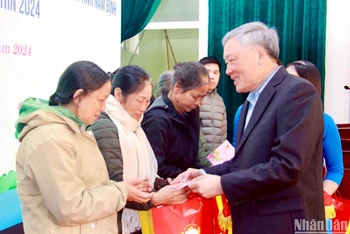Đồng chí Nguyễn Hòa Bình thăm, động viên, tặng quà các hộ nghèo tại Khu công nghiệp Bảo Minh, huyện Vụ Bản (Nam Định). 