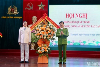 Thượng tướng Nguyễn Duy Ngọc, Thứ trưởng Công an tặng hoa chúc mừng Đại tá Trần Minh Tiến nhận nhiệm vụ mới.
