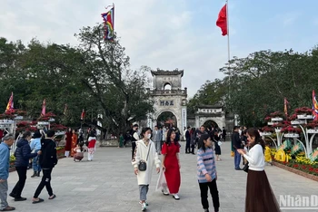 Người dân Nam Định tấp nập đến Đền Trần đi lễ, du xuân ngày đầu năm mới Giáp Thìn.