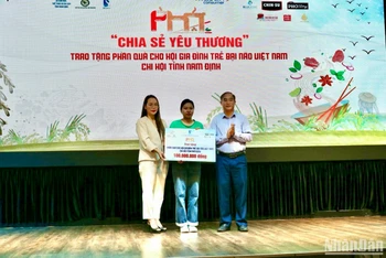 Lãnh đạo Sở Văn hóa, Thể thao và Du lịch tỉnh Nam Định và đại diện Công ty Blue Việt Nam trao tặng 100 triệu đồng cho Chi hội gia đình trẻ bại não Việt Nam tỉnh Nam Định.