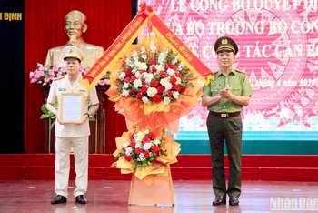 Thượng tướng Trần Quốc Tỏ, Thứ trưởng Công an tặng hoa chúc mừng Đại tá Nguyễn Hữu Mạnh, tân Giám đốc Công an tỉnh Nam Định.