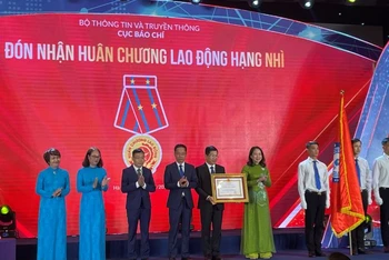 Phó Chủ tịch nước Võ Thị Ánh Xuân trao Huân chương Lao động hạng Nhì tặng Cục Báo chí.