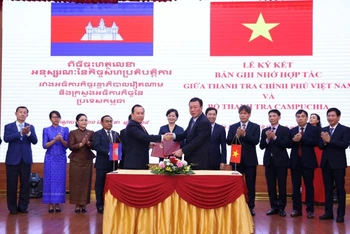 Đại diện Thanh tra Chính phủ và Bộ Thanh tra Campuchia ký Biên bản ghi nhớ hợp tác.