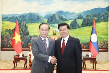 Tổng Bí thư, Chủ tịch nước Lào Thongloun Sisoulith tiếp đồng chí Lê Hoài Trung và đoàn Ban Đối ngoại Trung ương. (Ảnh: Trịnh Dũng)
